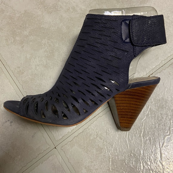 Vince Camuto navy peep toe sandal - Picture 1 of 2